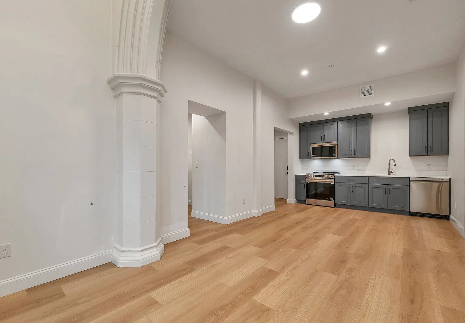 2 bed, 2.0 bath, 800 sqft, $2,695 — Photo 2