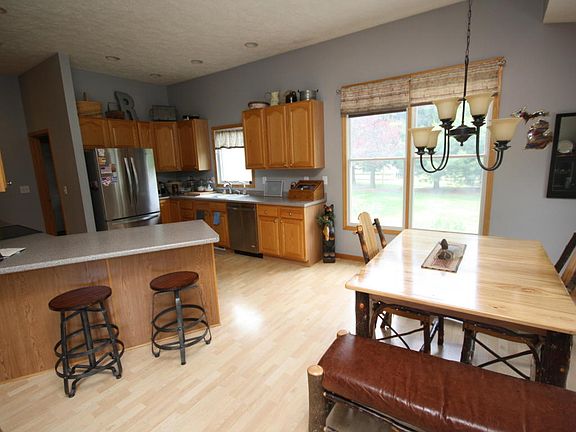 4th image of 46836 Woodfield Dr