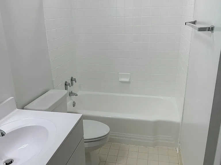 Calvert House Apartments — Photo 45
