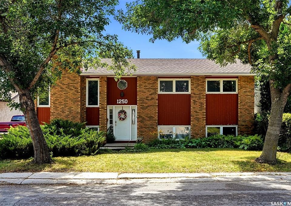 1st image of 1250 McNeill CRESCENT