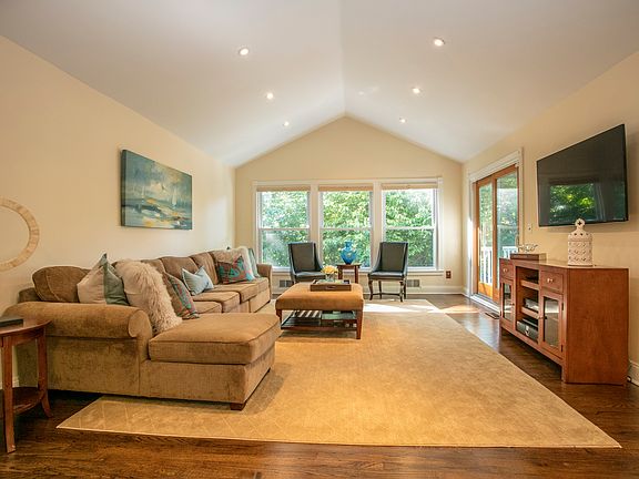4th image of 8 Lundy Ln