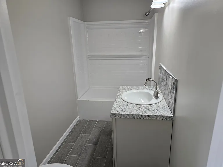 305 Smith St — Photo 19