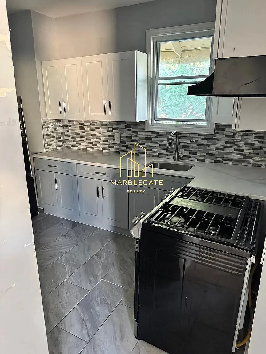 3 bed, 1050 sqft, $1,900 — Photo 1