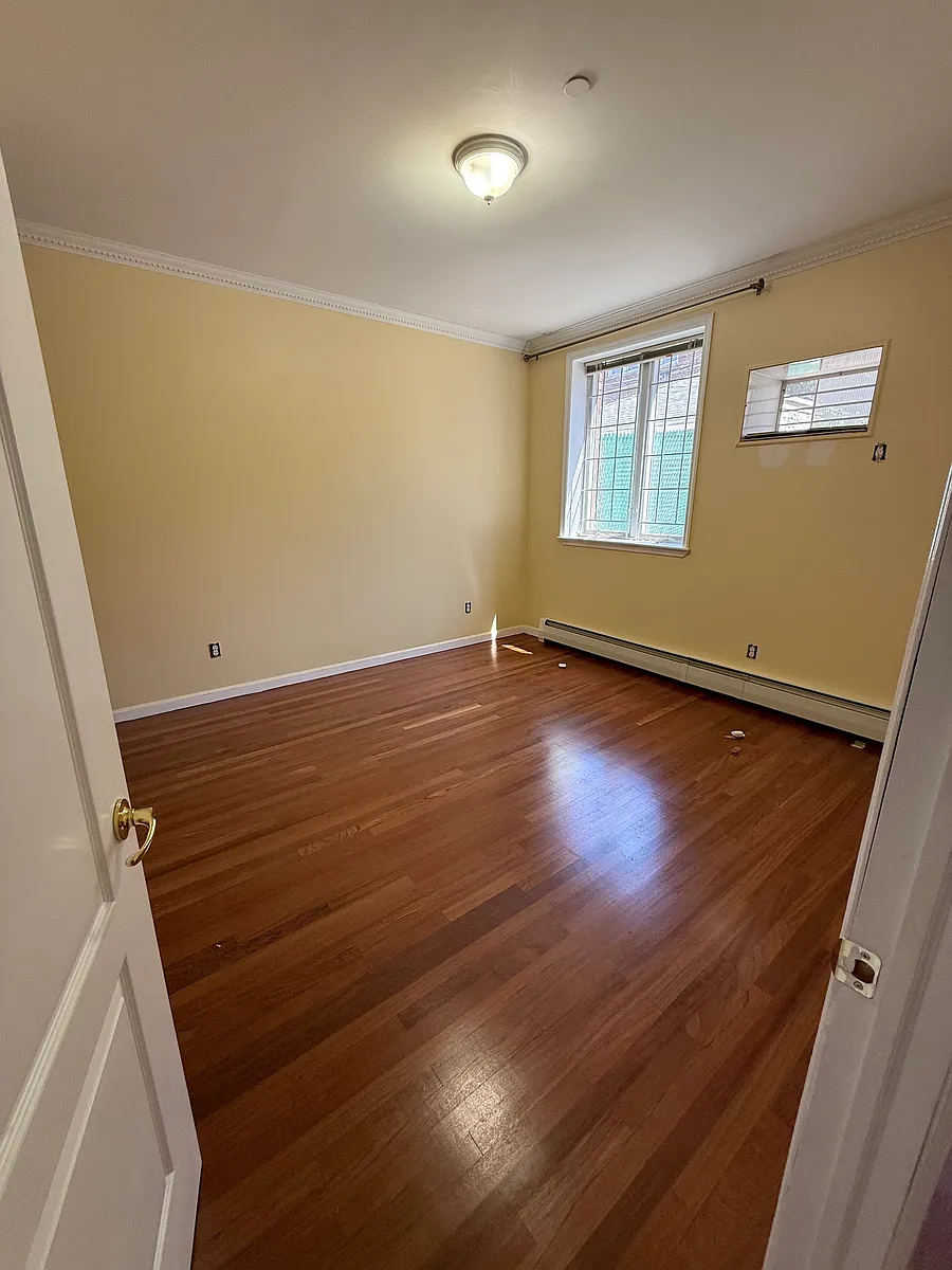 Building Photo - 1587 W 4th St #1B