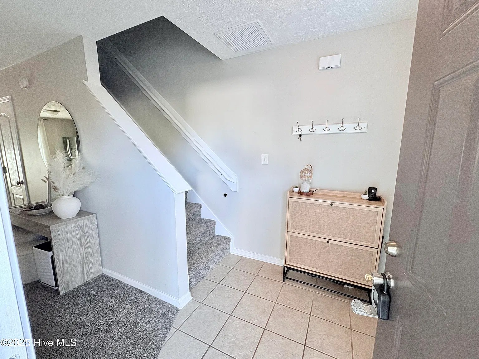 2 bed, 2.5 bath, 1084 sqft, $1,400 — Photo 2
