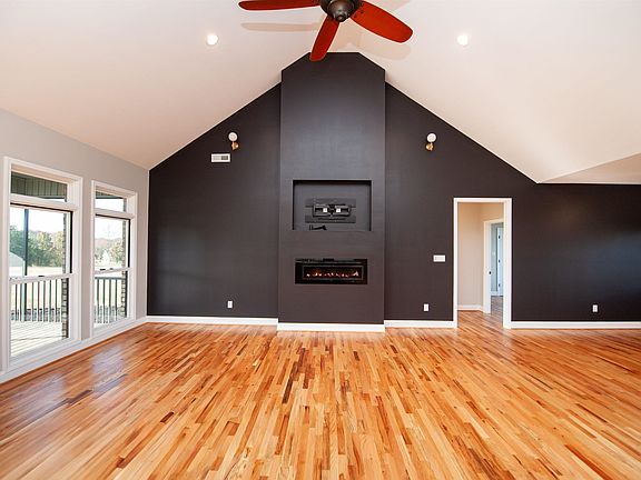 5th image of 245 Thorncrest Dr