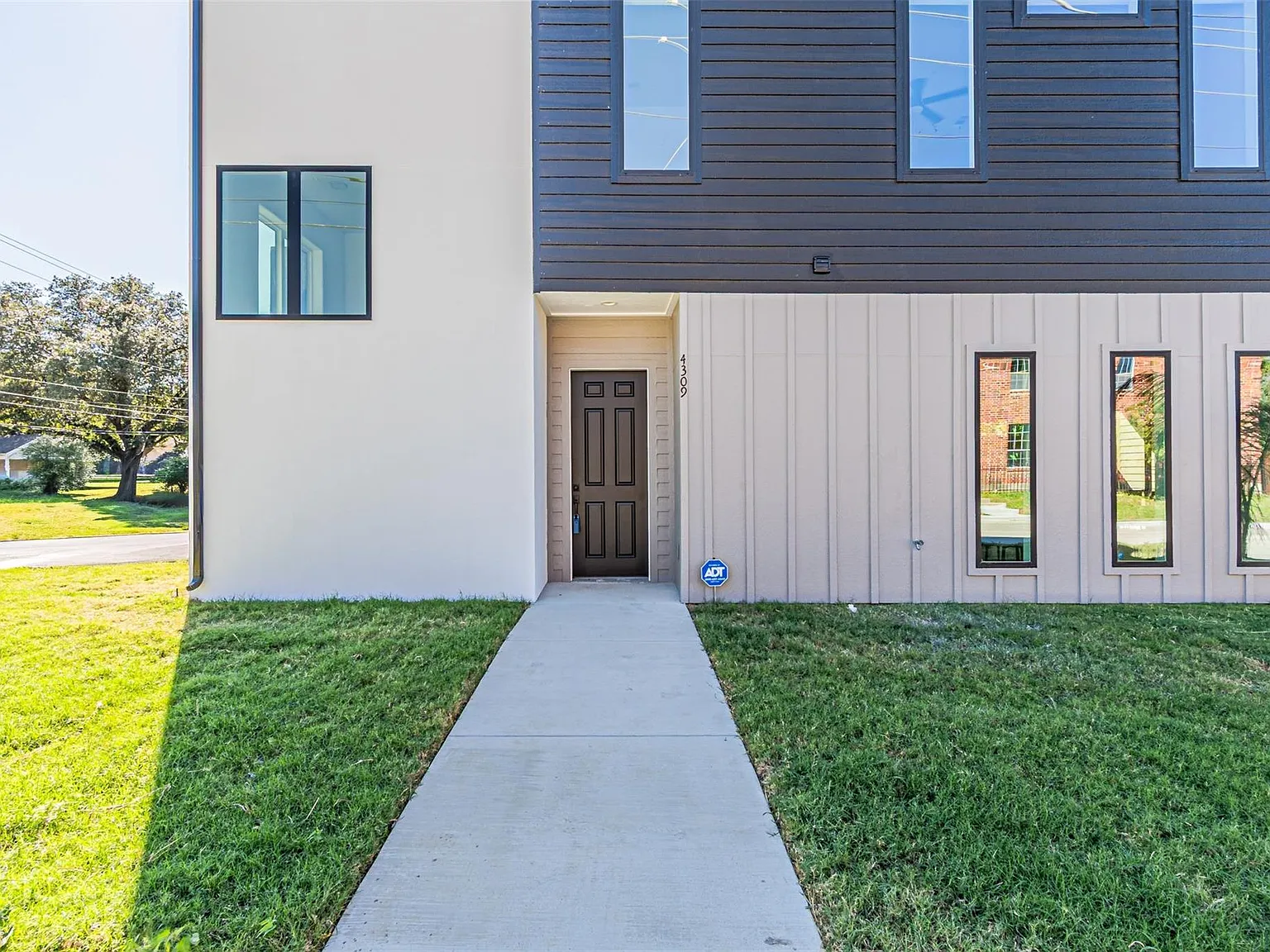 3 bed, 2.5 bath, 2862 sqft, $5,000 — Photo 3