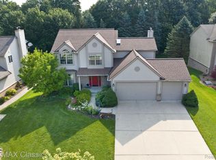 1024 Birchway Ct, South Lyon, MI 48178