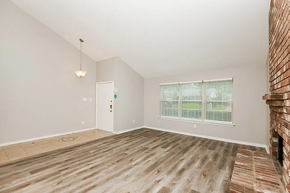 4 bed, 2.0 bath, 1979 sqft, $2,710 — Photo 4