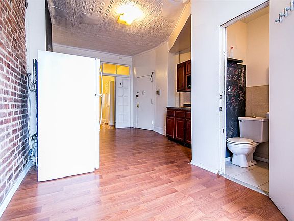 004_318_Jefferson_Street__3R-9
