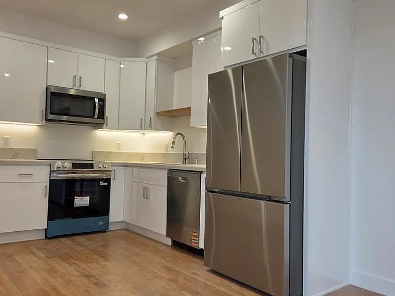 917 1/2 N Ridgewood Pl — Photo 2