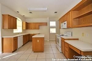3rd image of 13618 Bentwood Oaks