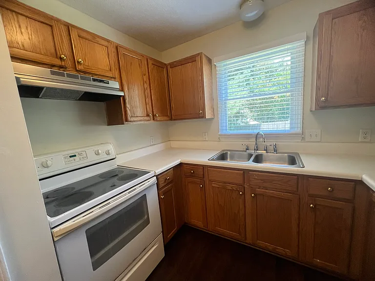 500 Chinaberry Ln — Photo 8