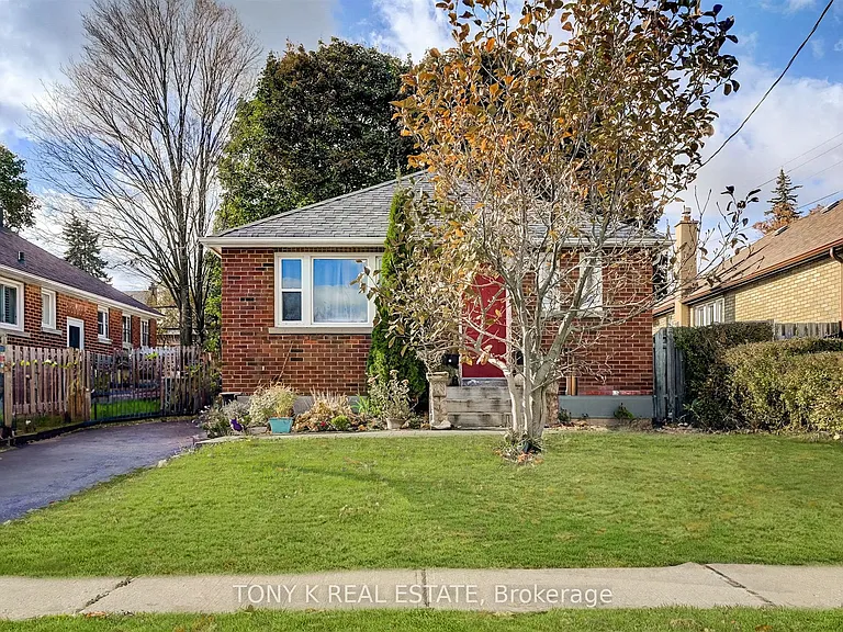 654 Grierson St — Photo 1