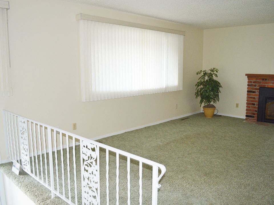 Living room w/gas fireplace