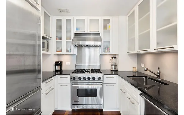 Rented by Douglas Elliman | media 17