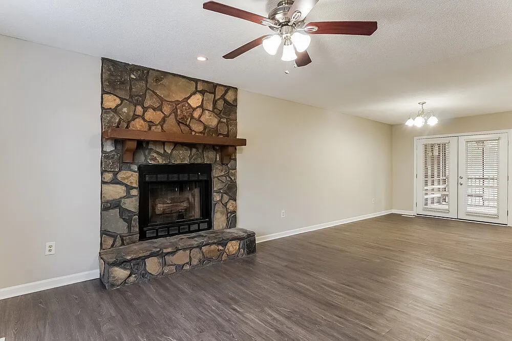 3 bed, 2.0 bath, 1296 sqft, $1,465 — Photo 4