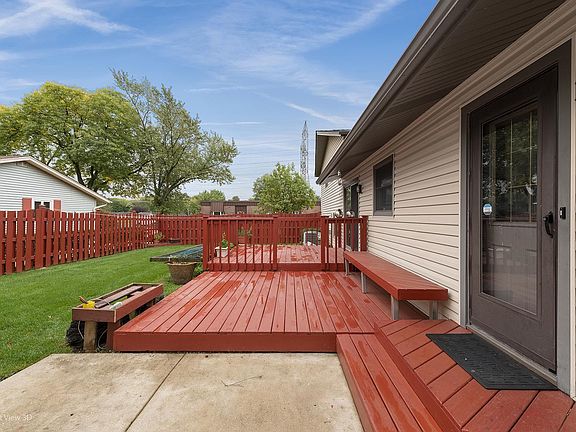 3rd image of 215 Basswood Dr