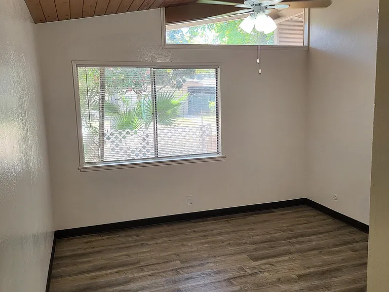 1734 W Shaw Ave — Photo 25