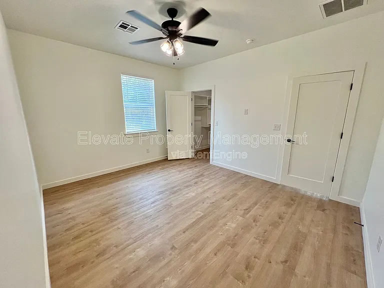 216 E Hurd St #250 — Photo 15