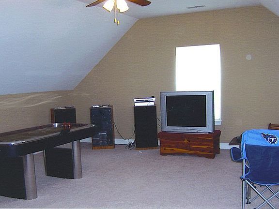 huge bonus room for entertaining friends & family