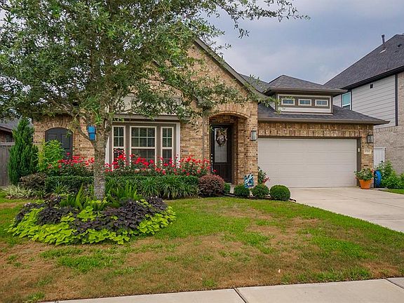 Beautifully maintained natural landscaping and a pristine driveway make his home evidence of proud home ownership , worthy of curb appeal to the max!