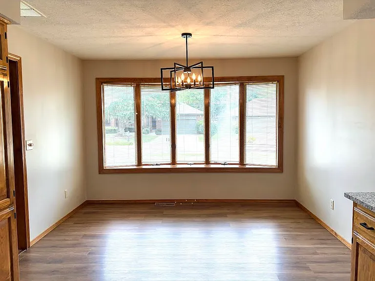 1462 E Powell St — Photo 3
