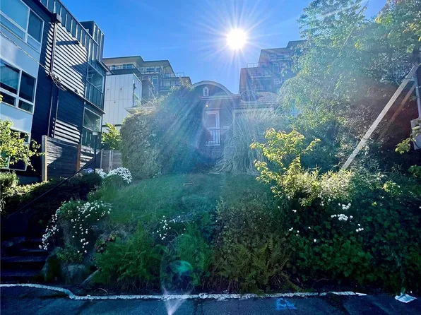 2009 Dexter Avenue N, Seattle, WA 98109