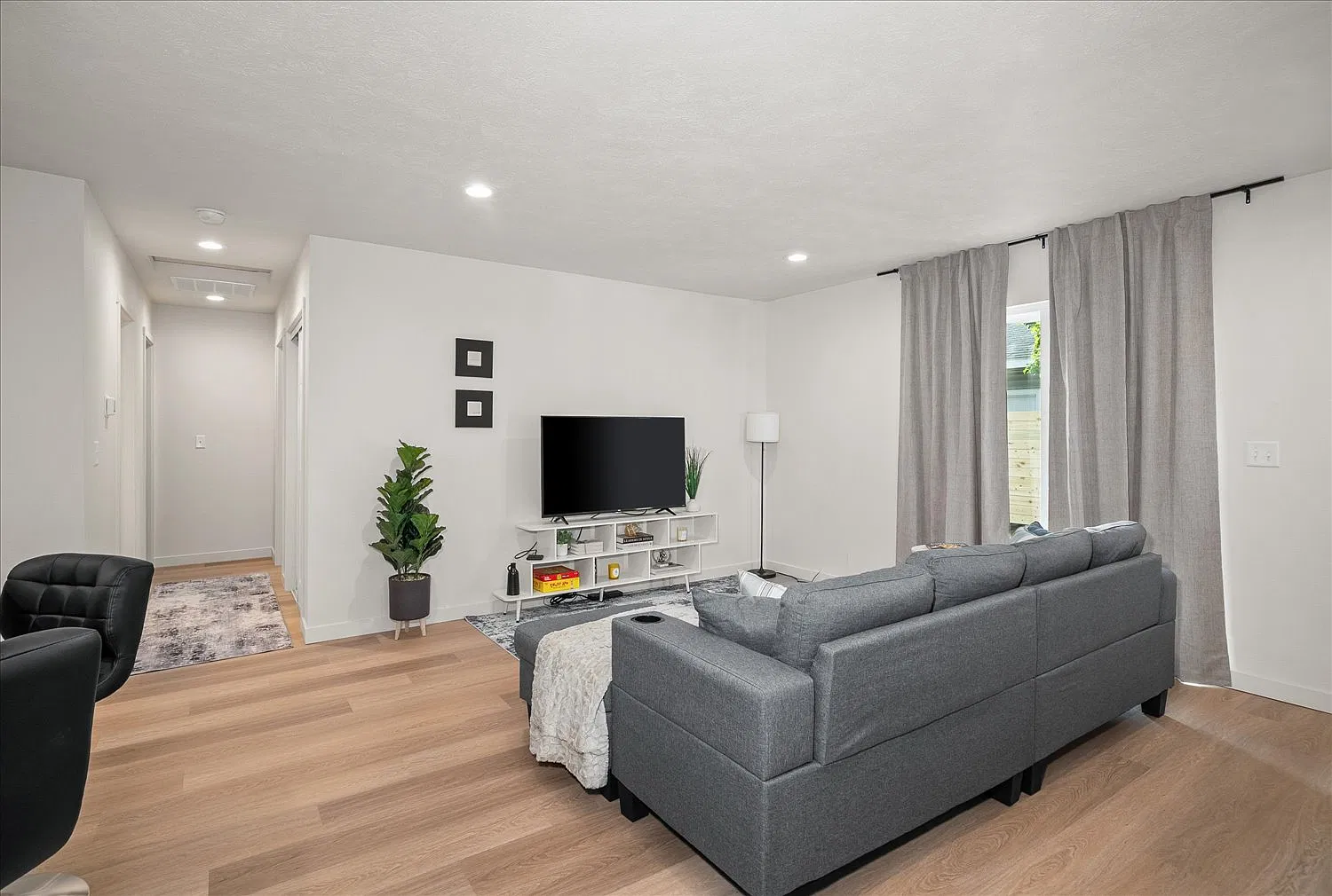 2 bed, 900 sqft, $2,595 — Photo 2