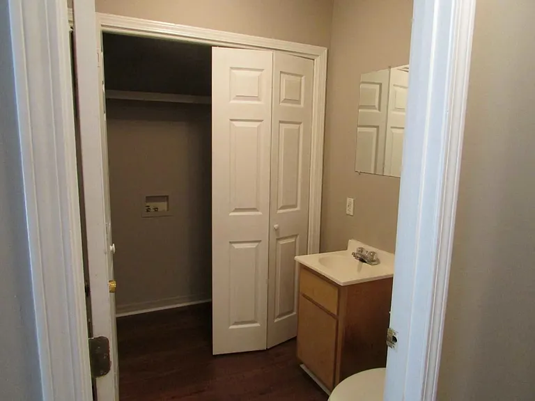 Royal Oaks Apts — Photo 12