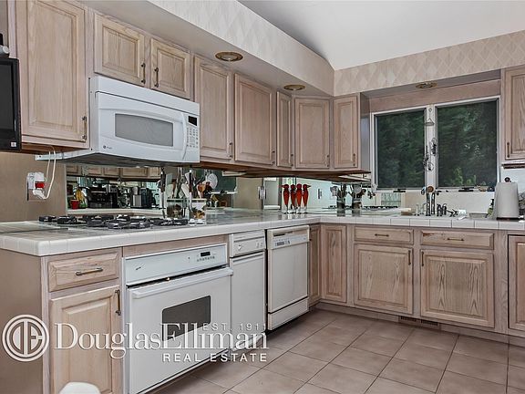 4th image of 22 Elaine Pl