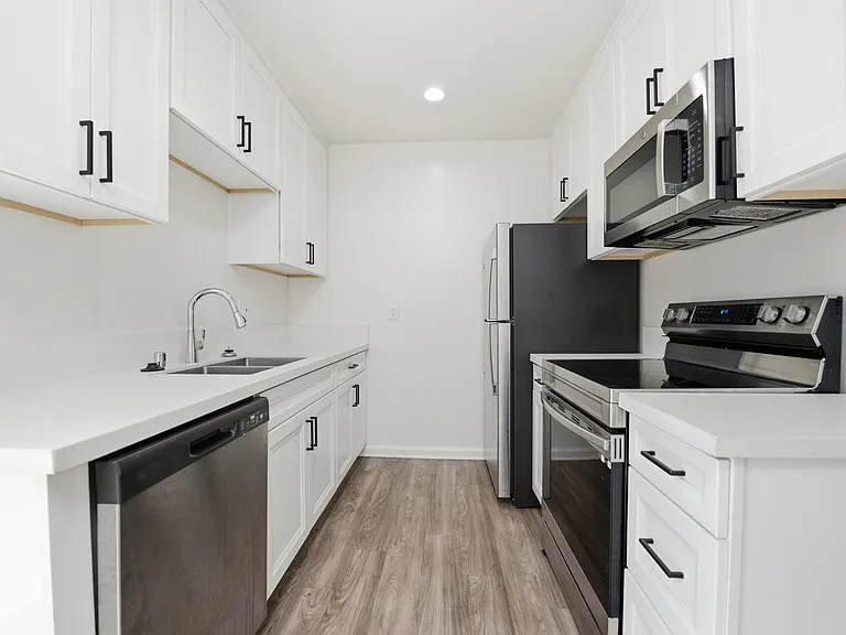 635 Emory St #14 — Photo 2