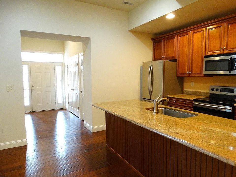 Foyer & Kitchen