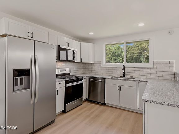 3rd image of 507 Pine Top St
