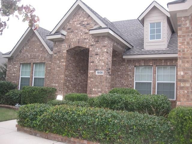 1st image of 1505 Lynn Dr