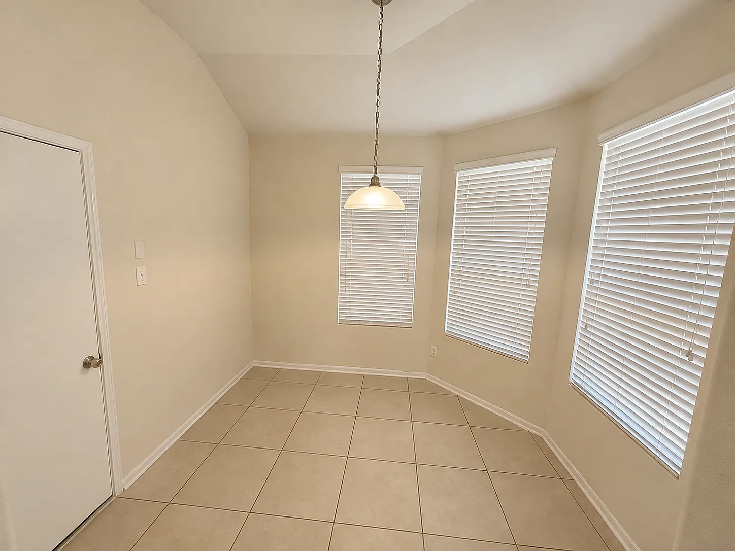 3 bed, 2.5 bath, 1956 sqft, $2,200 — Photo 4