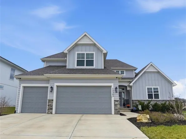 15305 W 172nd Pl, Olathe, KS 66062