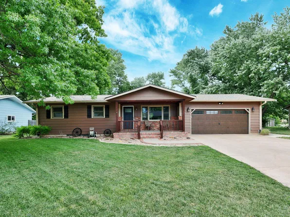 212 Willow Ln, Hesston, KS 67062