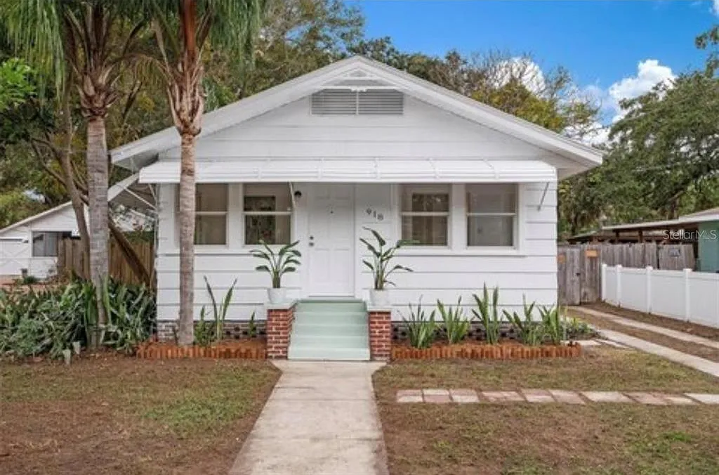 3 bed, 2.0 bath, 1081 sqft, $2,200 — Photo 1
