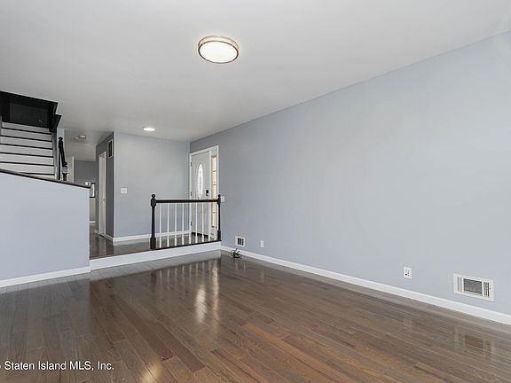 5th image of 2046 Richmond Ave