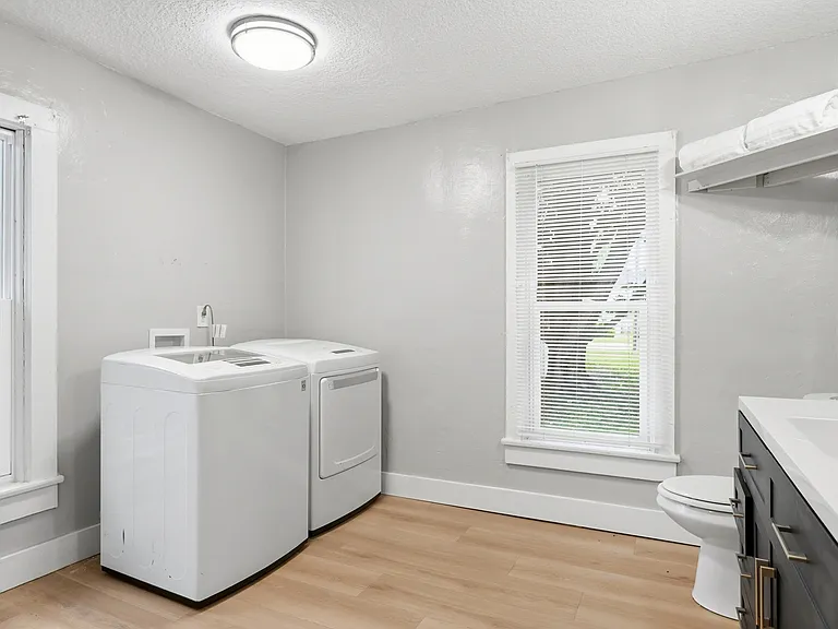 334 W 9th St #1 — Photo 11