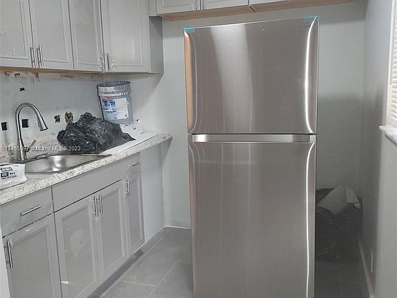 3rd image of 808 SW 14th Ter APT 4