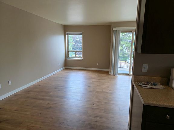 3rd image of 11540 Greenwood Ave N APT 5
