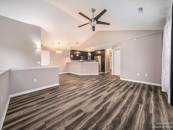 5th image of 421 Fieldstone Ct