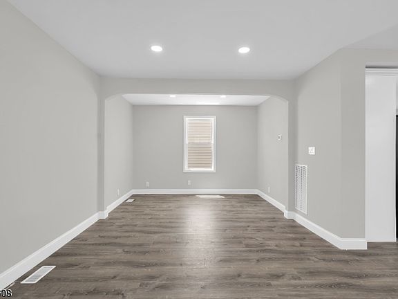 3rd image of 956 Adams Ave