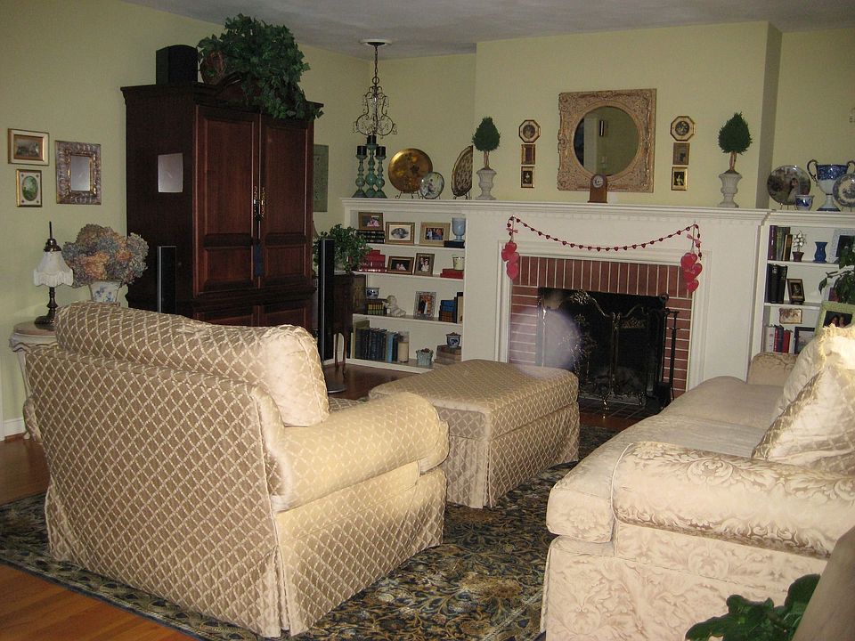2nd image of 92 Eastern Dr