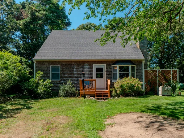 2 Winemack St, Oak Bluffs, MA 02557