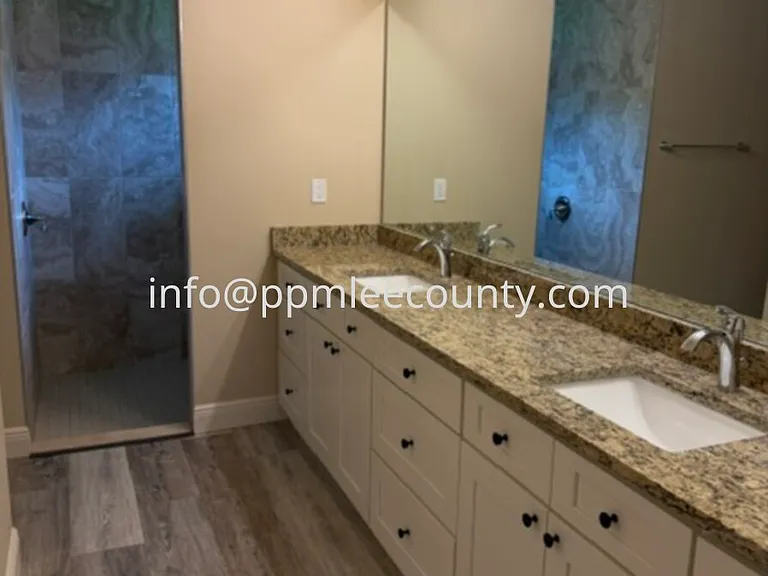 1627 SW 32nd Ter — Photo 5