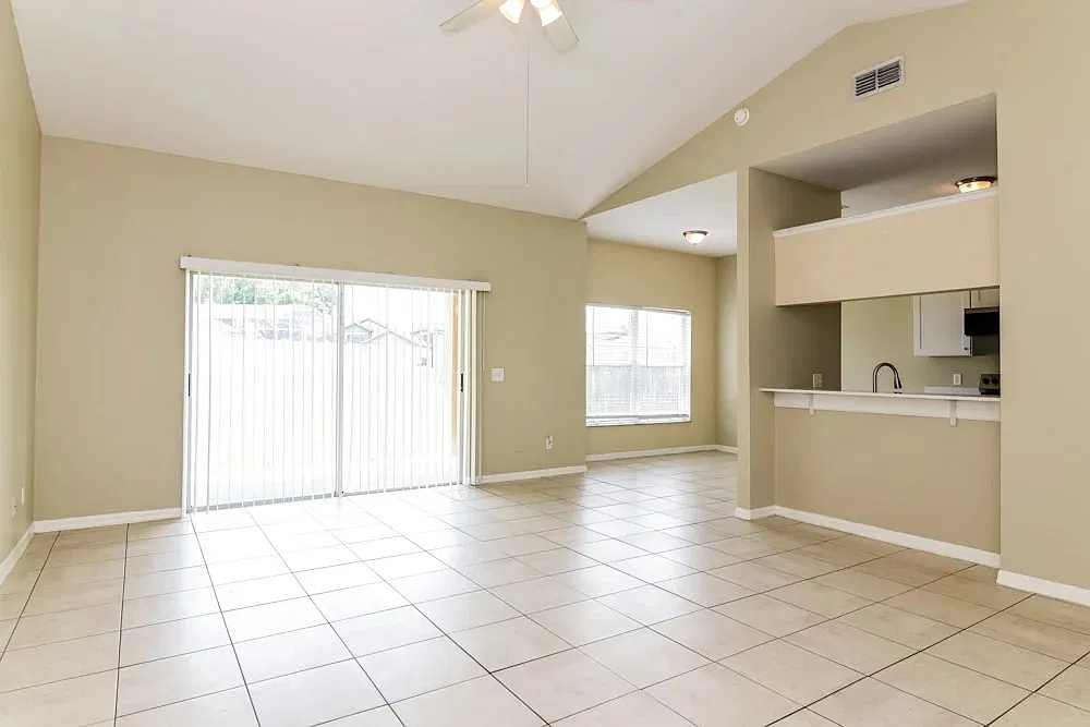 3 bed, 1246 sqft, $2,130 — Photo 3