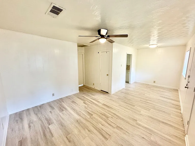 419 W Sycamore St — Photo 21